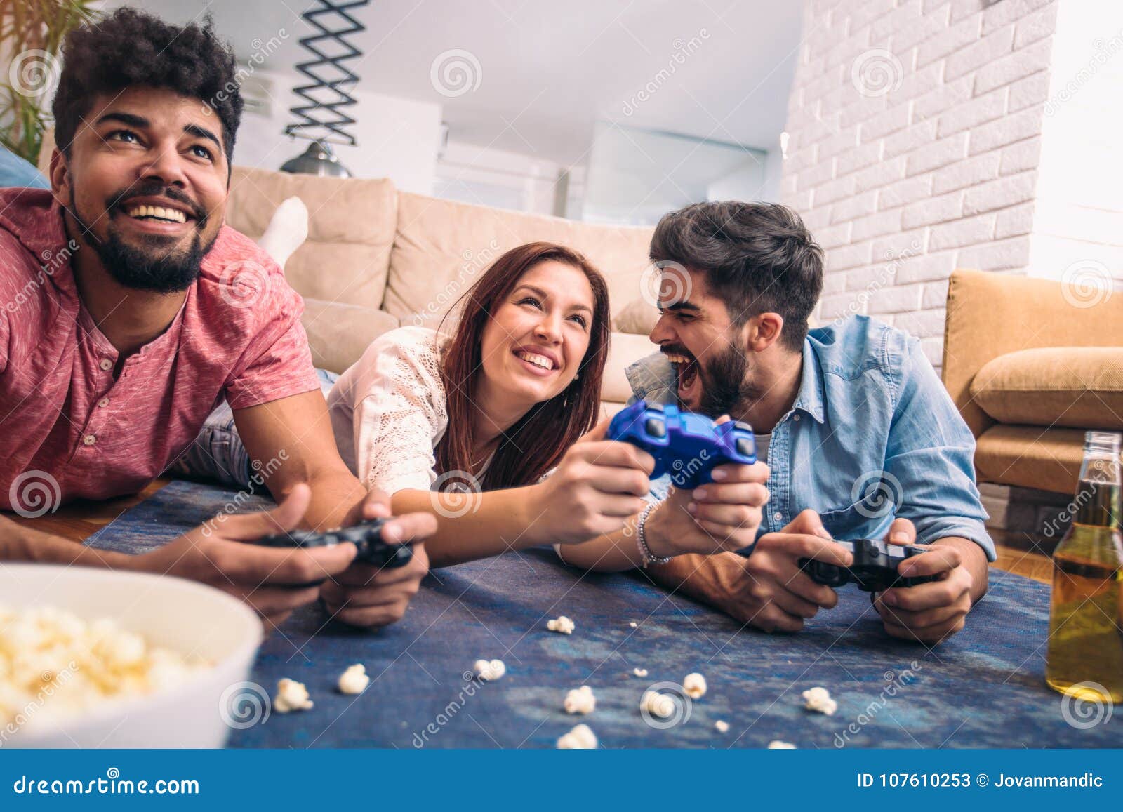 O Grupo De Amigos Joga Jogos De Vídeo Junto Em Casa, Tendo O