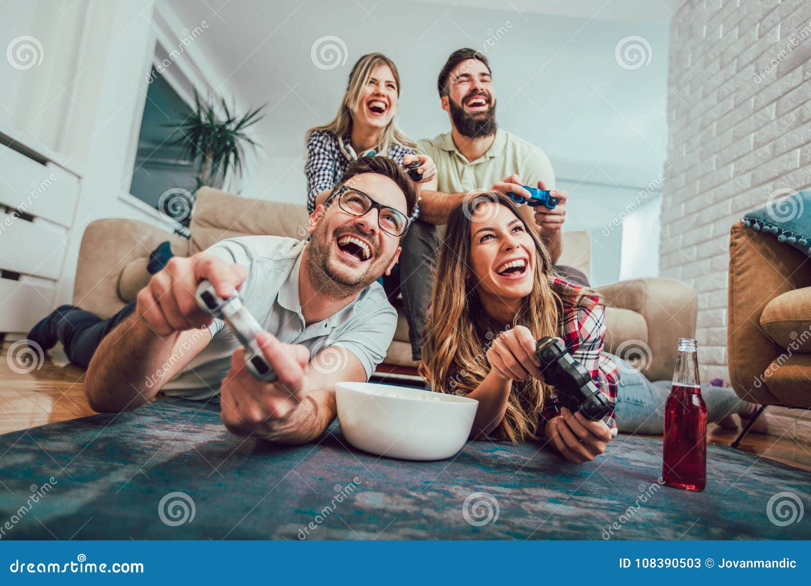 Grupo De Jogos De Vídeo Do Jogo Dos Amigos Junto Em Casa Imagem de