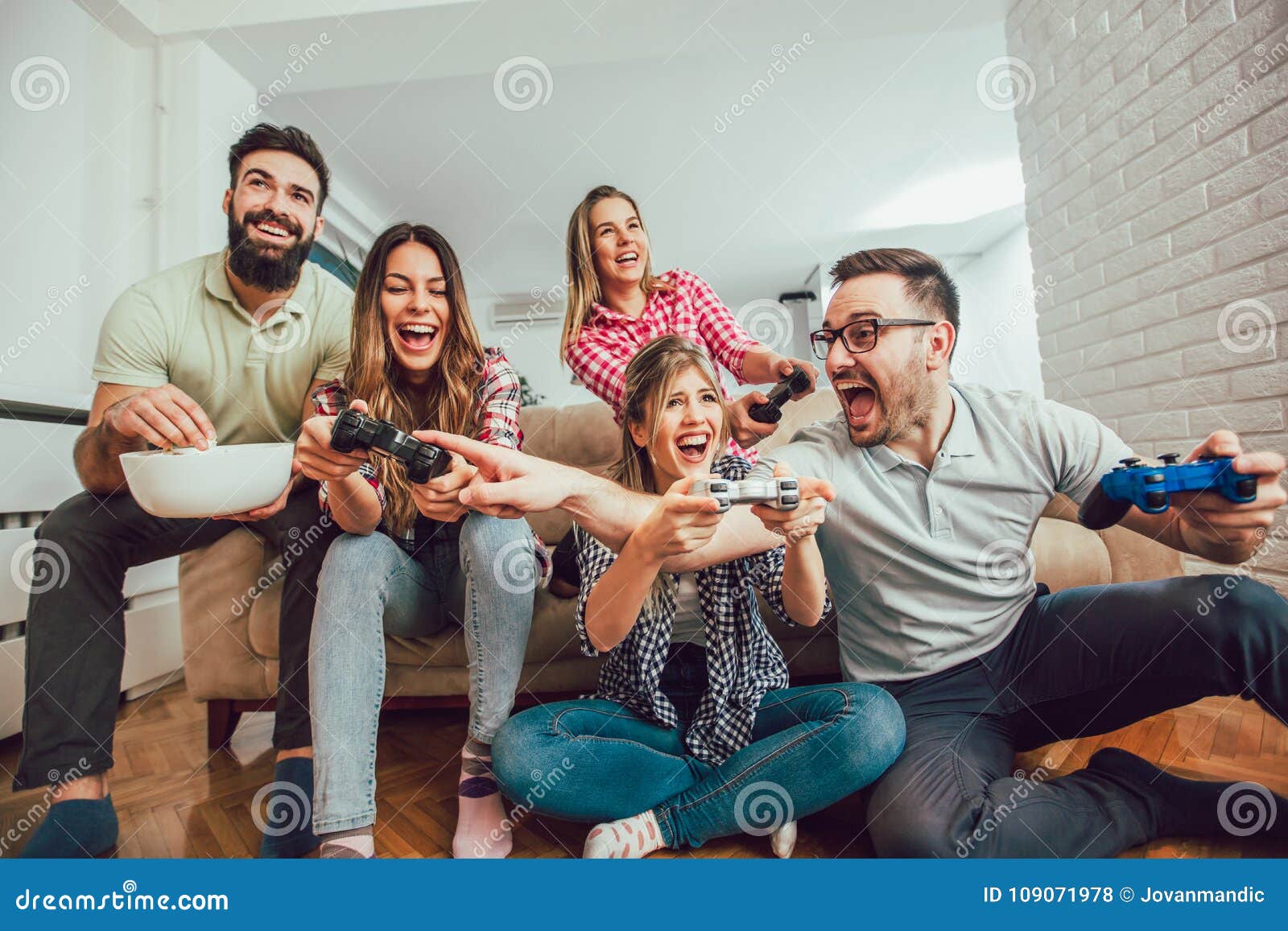 Grupo De Jogos De Vídeo Do Jogo Dos Amigos Junto Em Casa Imagem de