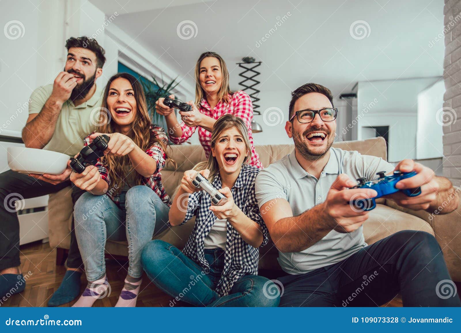 O Grupo De Amigos Joga Jogos De Vídeo Junto Em Casa, Tendo O