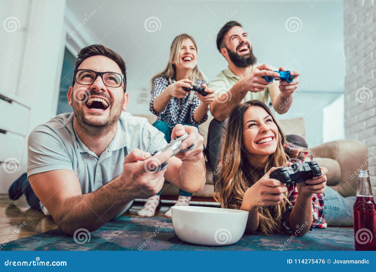 Grupo De Jogos De Vídeo Do Jogo Dos Amigos Junto Em Casa Imagem de