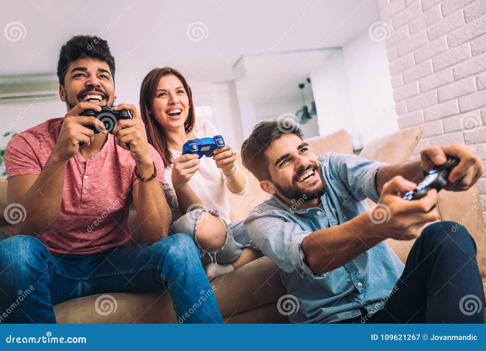 Grupo De Jogos De Vídeo Do Jogo Dos Amigos Junto Em Casa Imagem de