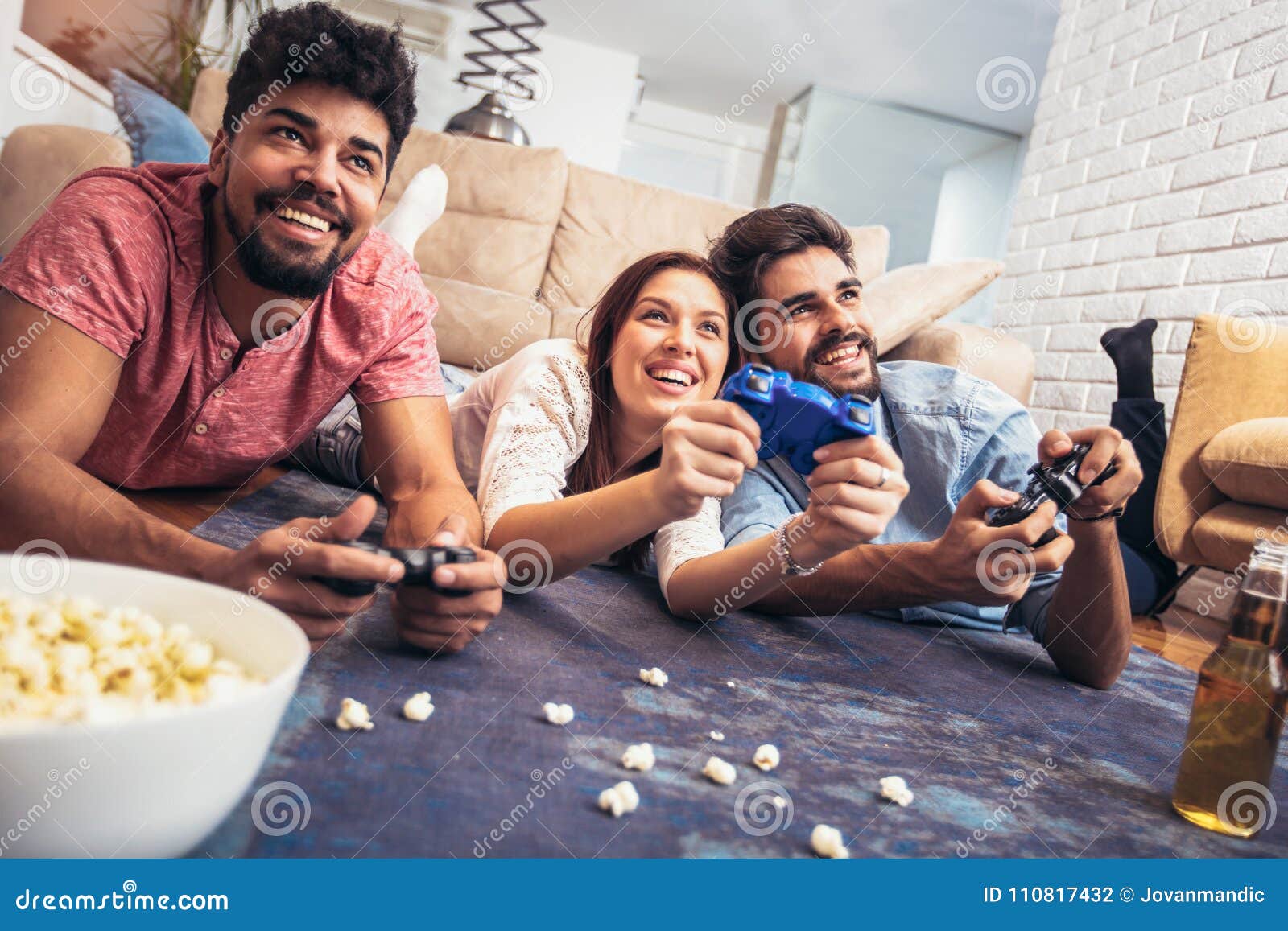 Grupo De Jogos De Vídeo Do Jogo Dos Amigos Junto Em Casa Imagem de