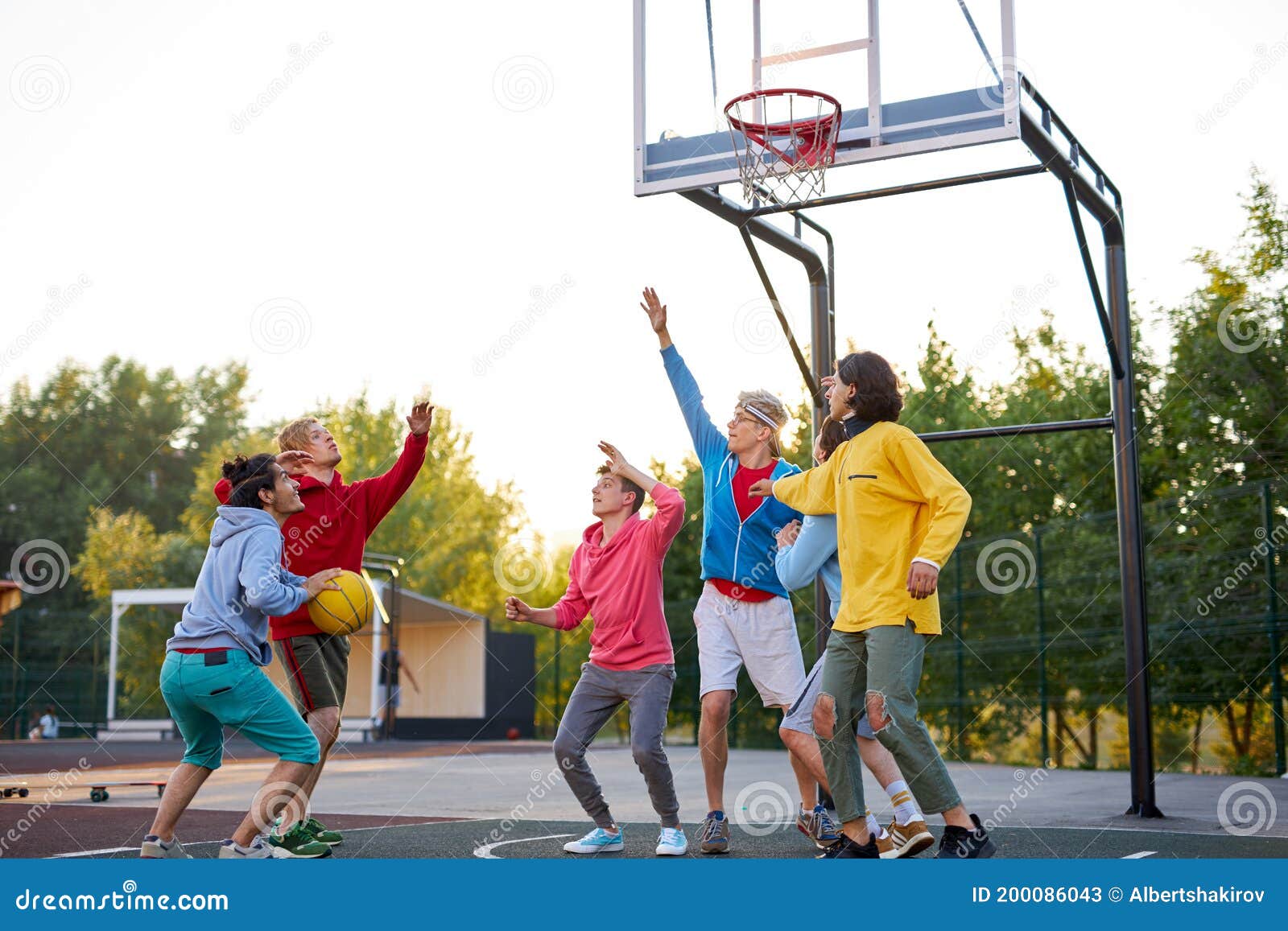 Banco de imagens : esporte, jogos, basquetebol, Atlético, açao, interior,  adolescente, concorrência, Esportes, uniforme, quadra, driblar, atleta,  torneio, ativo, jogo de bola, colegial, Pingando, ginásio, jogador de  basquete, Evento de competição