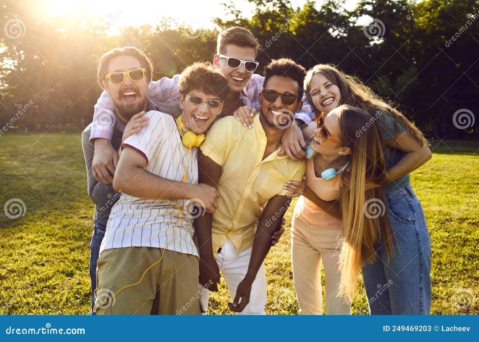 Grupo De Amigos Multirraciais Que Têm O Divertimento No Parque Do