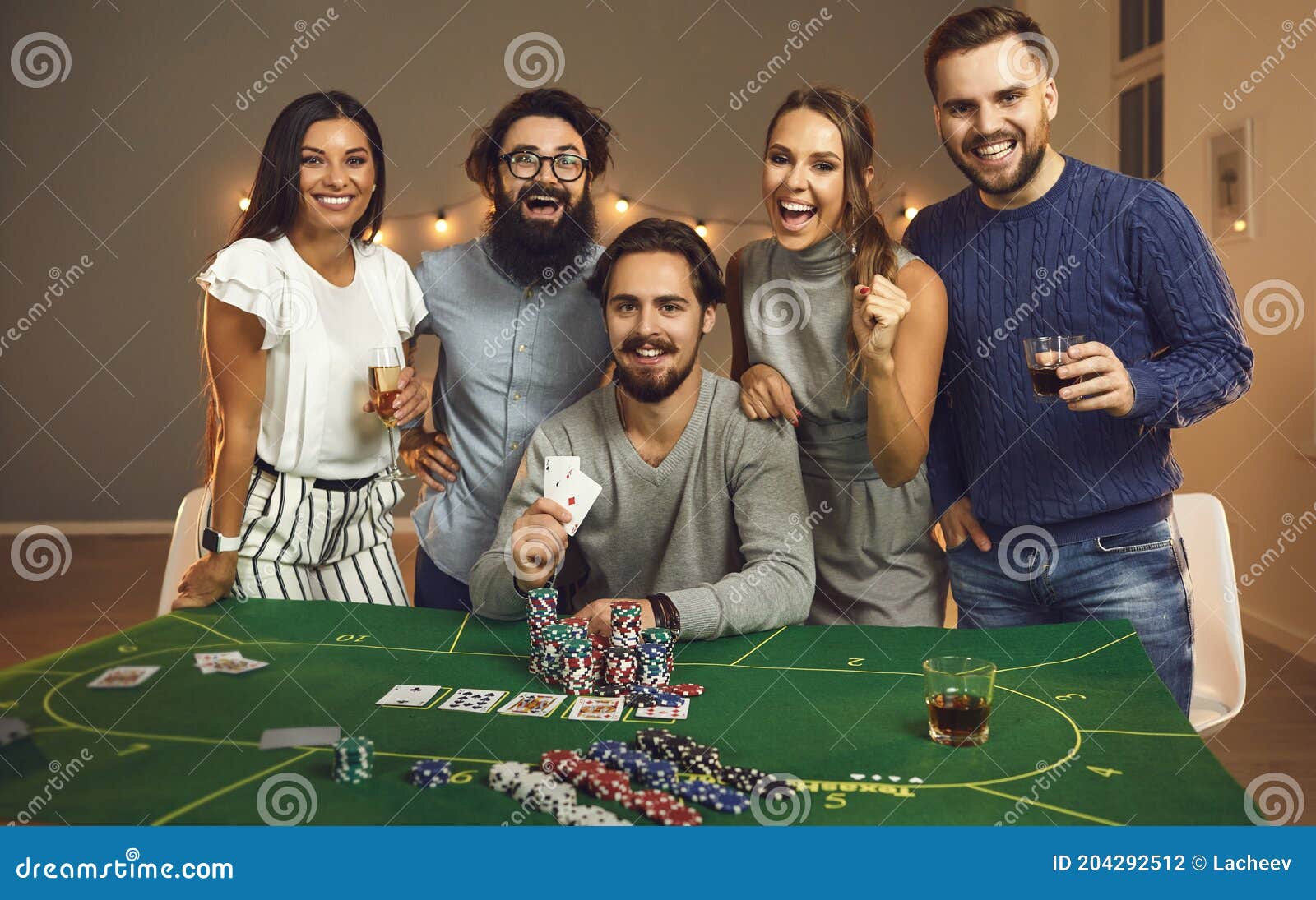 Amigos se divertindo jogando poker