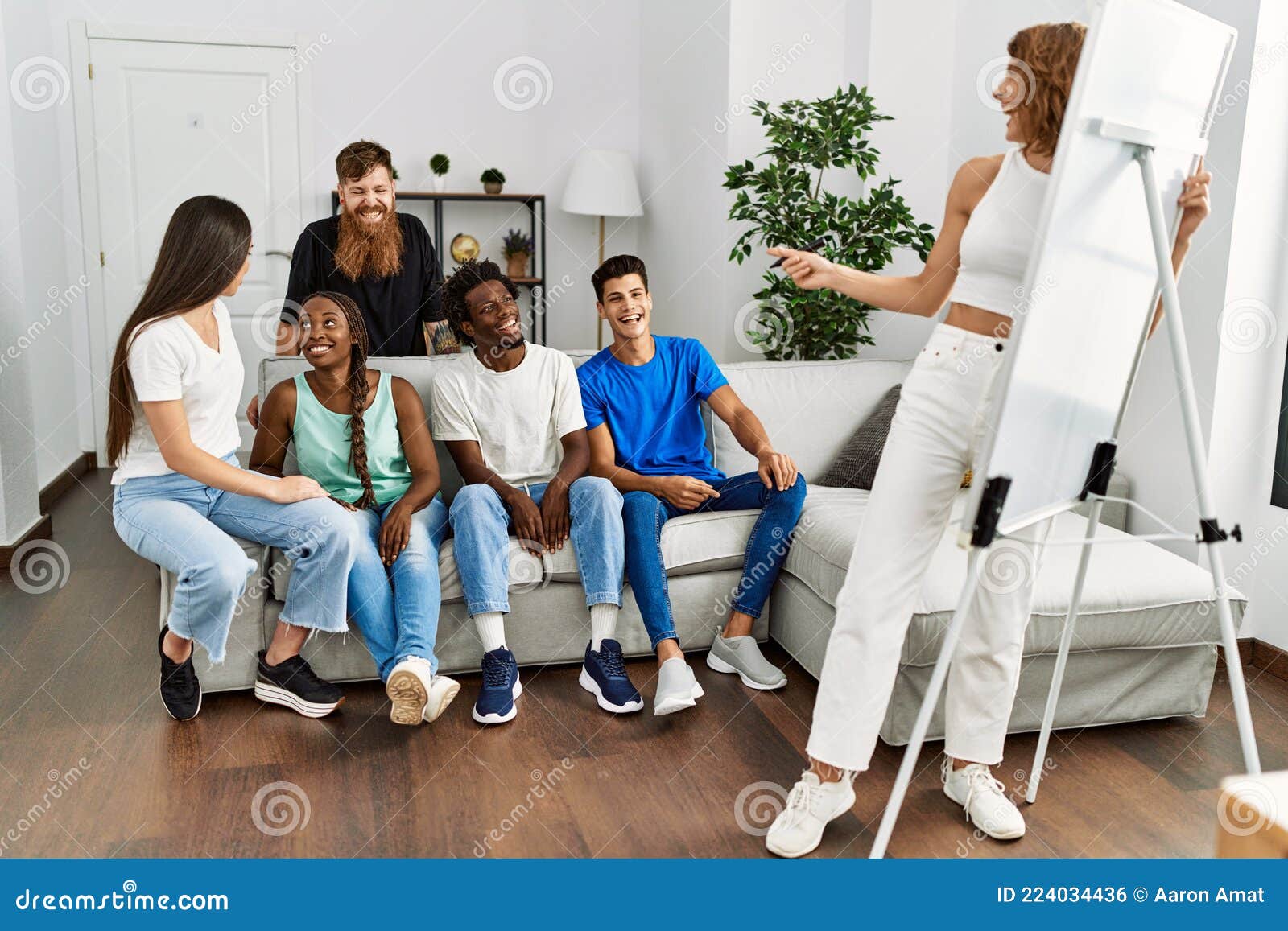 Grupo de amigos jogando jogos em casa