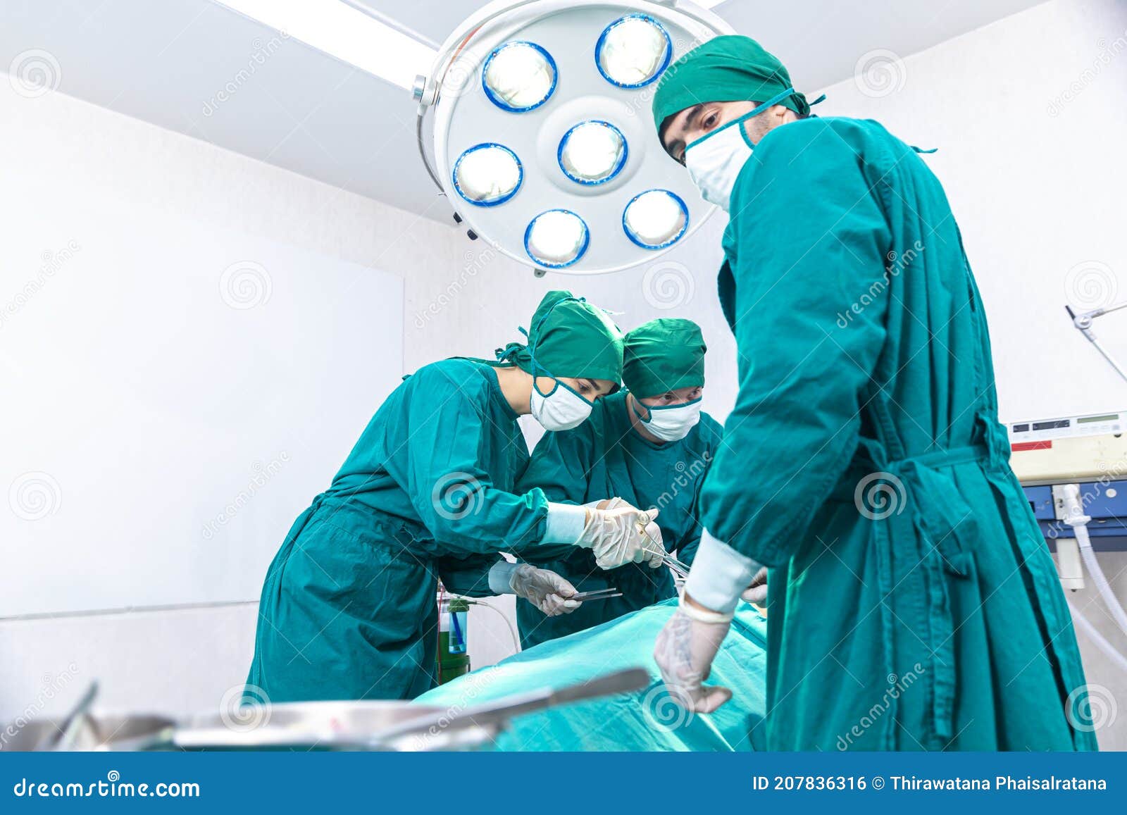 Grupo De Médicos Que Realizan Una Operación Quirúrgica En El Quirófano Del  Hospital. El Cirujano Está Operando a Un Paciente En Un Foto de archivo -  Imagen de enfermera, estéril: 207836316