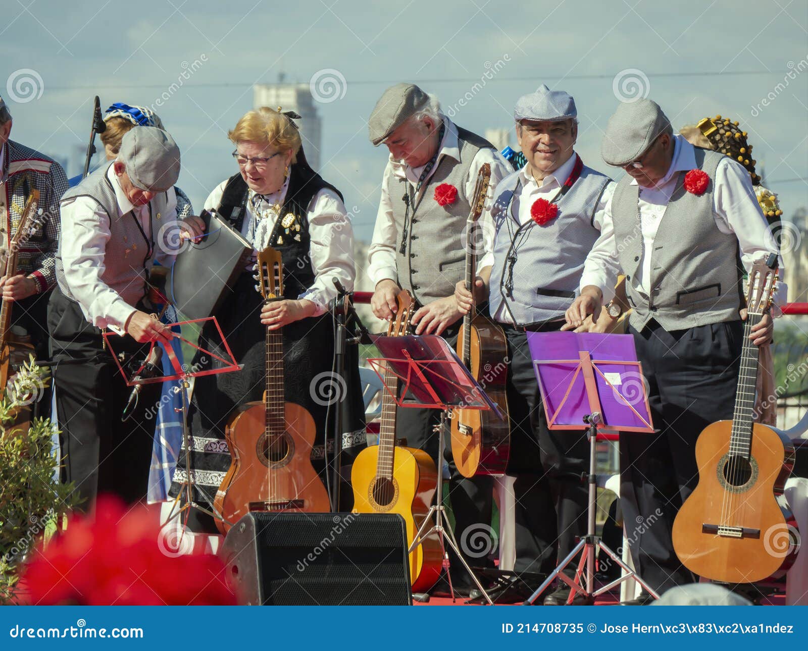 Grupo Música Folclórica. De San Isidro Imagen editorial - Imagen de vestido, amigos: 214708735