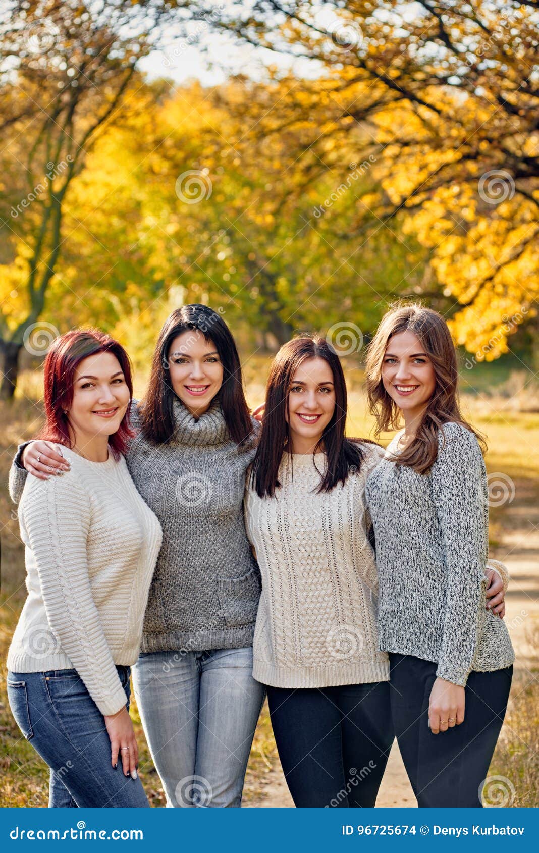 Jogo das meninas no parque imagem de stock. Imagem de grupo - 34072545