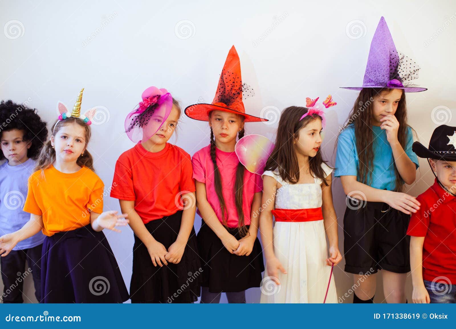 Grupo De Niños Aburridos En Una Fiesta De Cumpleaños Niños Disfraces Y Sombreros Divertidos Que Tienen Mal Humor Imagen de archivo - Imagen de vacaciones, personas: 171338619