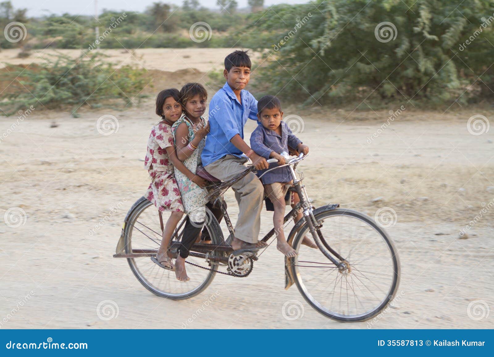 Grupo De Niños Indios En La Bicicleta Foto de archivo editorial