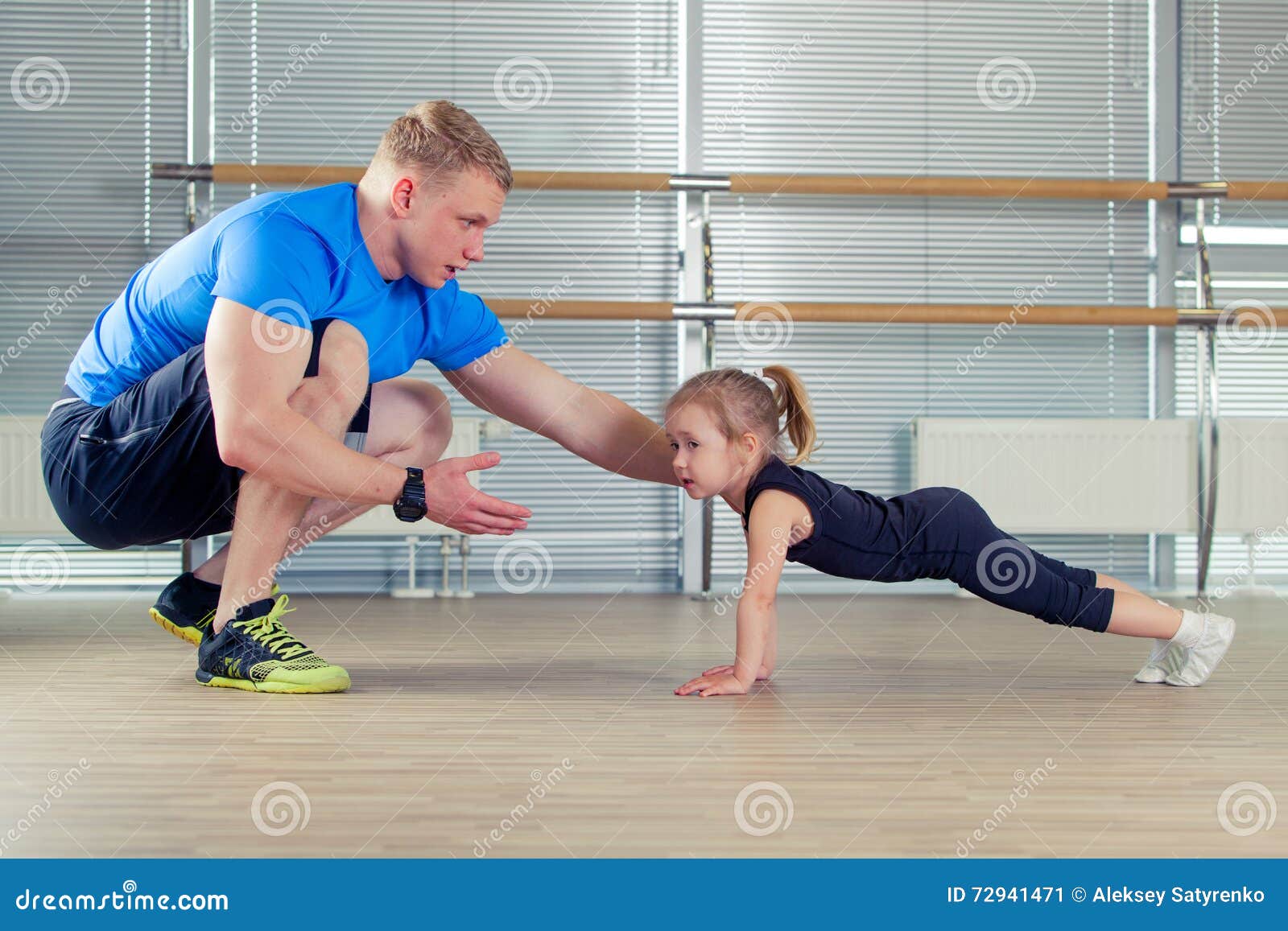 Grupo De Nios Que Hacen La Gimnasia De Los Nios En Gimn Grupo De Nios Que Hacen La Gimnasia De Los Nios En Gimn
