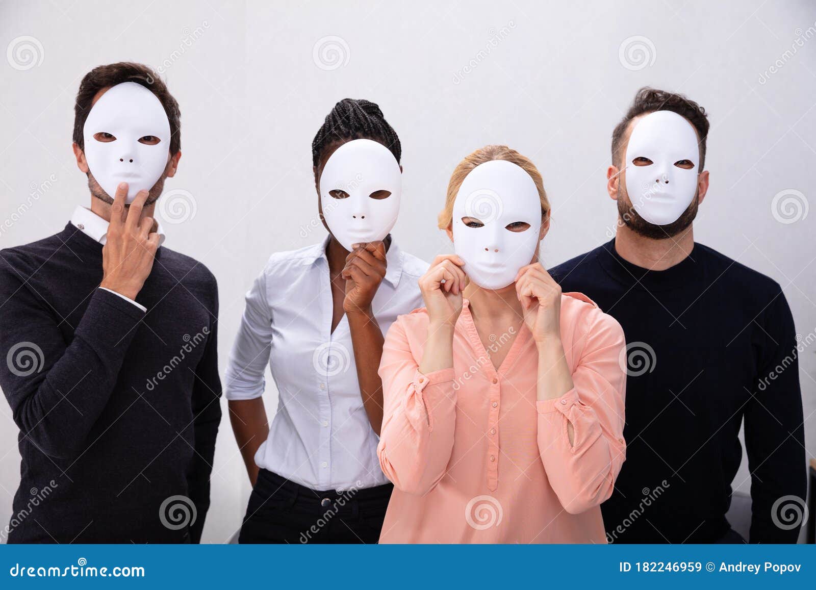 Grupo De Personas Con Máscaras Blancas Imagen de archivo - Imagen de ...