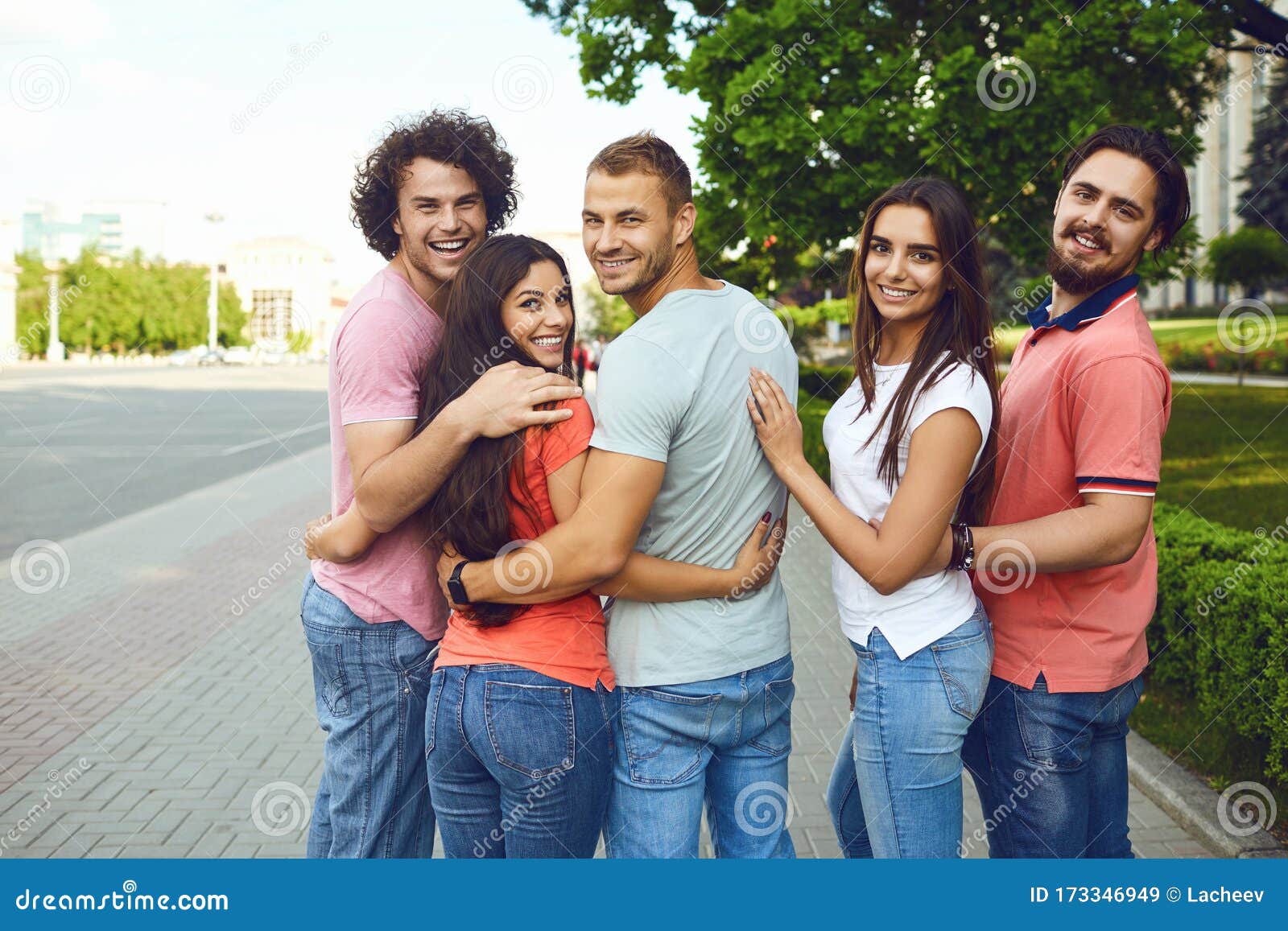 Grupo De Personas Sonriendo En Una Calle De La Ciudad En Verano Imagen de archivo - Imagen de lifestyle, riéndose: 173346949 Grupo De Personas Sonriendo En Una Calle De La Ciudad En Verano Imagen de archivo - Imagen de lifestyle, riéndose: 173346949