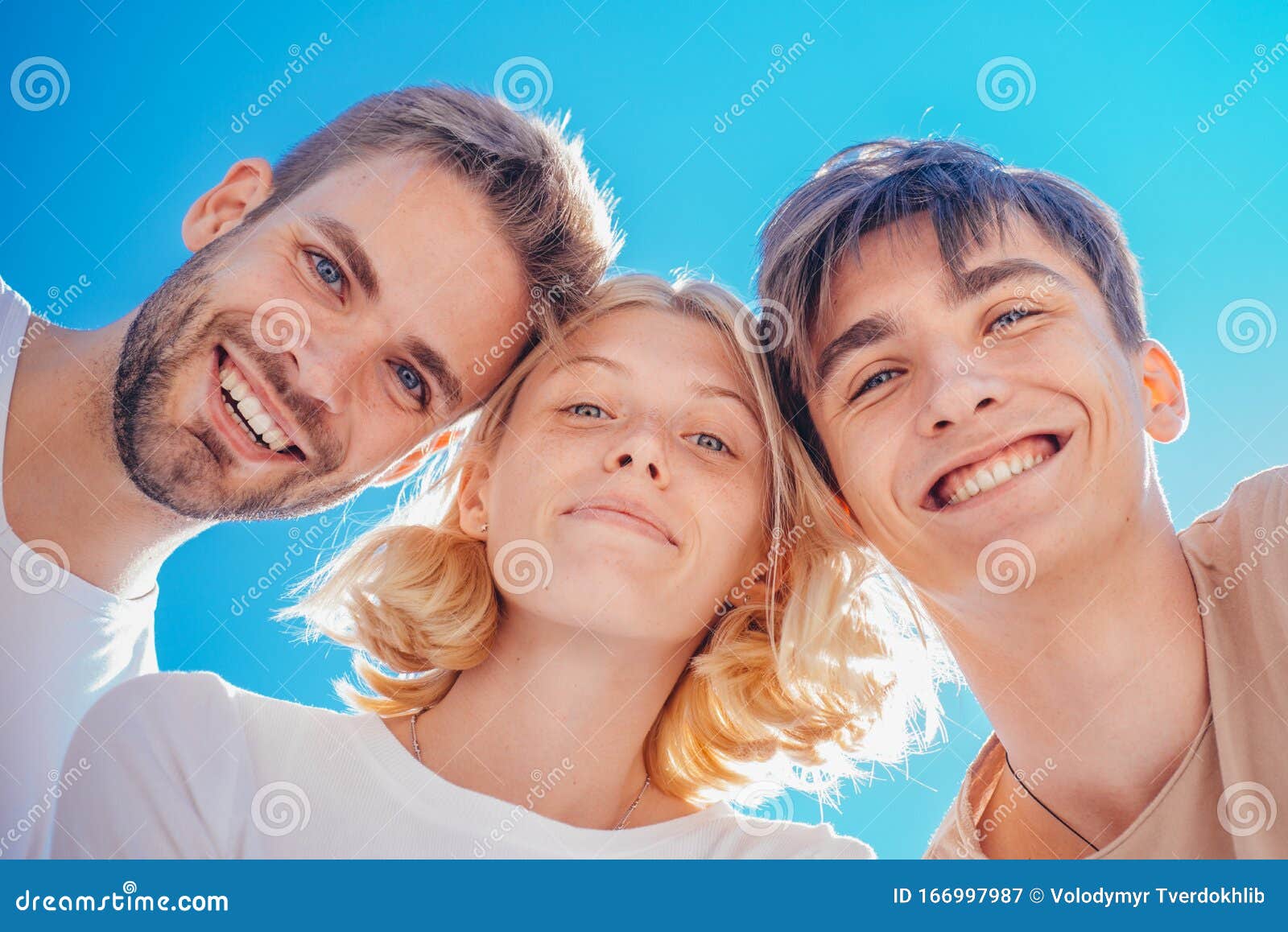 Grupo De Personas Sonriendo Y Apiñándose Juntos Relaciones De Amistad  Hombres Guapos Día De La Amistad Relaciones De Confianza Y Imagen de  archivo - Imagen de grupo, cara: 166997987