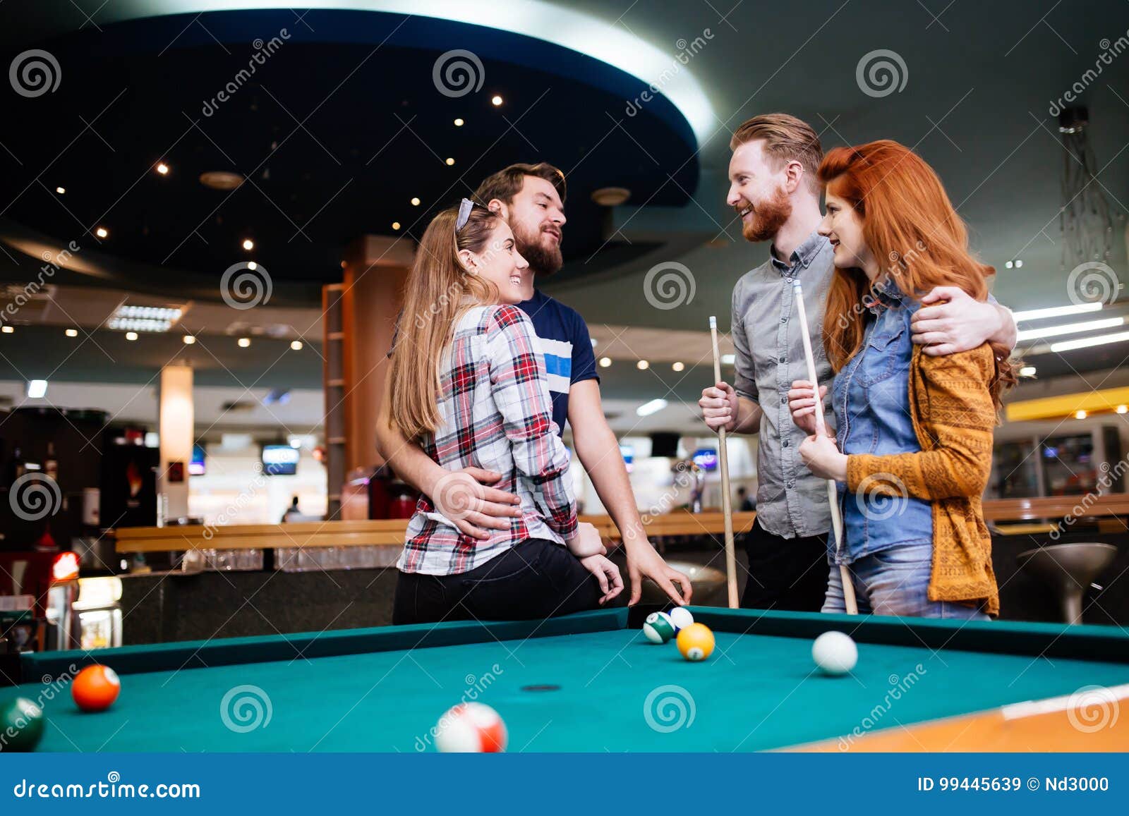 Amigos na sala de jogos jogando sinuca