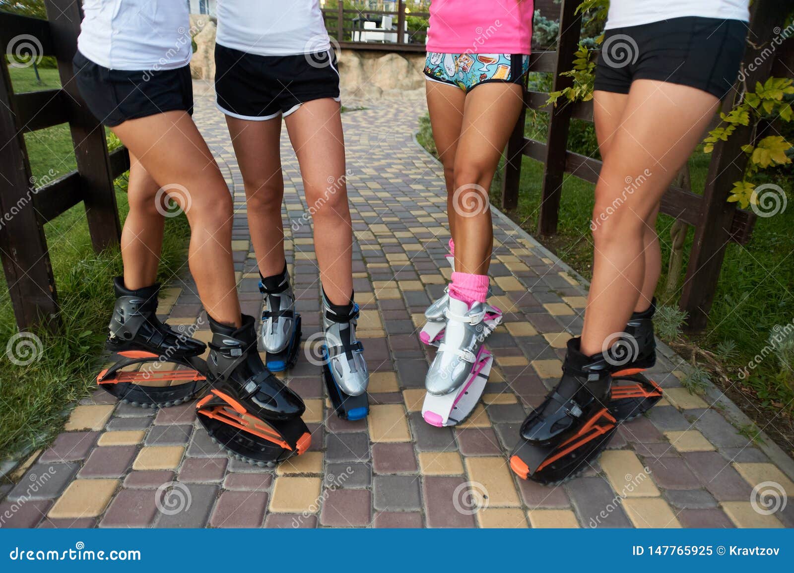 Grupo De Piernas Para Mujer En Botas De Salto Del Kangoo Imagen de - Imagen de zapatos, gente: 147765925