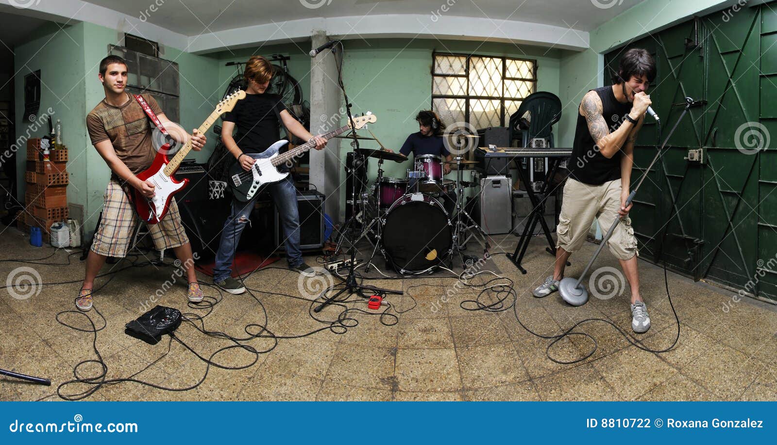 Grupo de rock na garagem foto de stock. Imagem de macho - 8810722