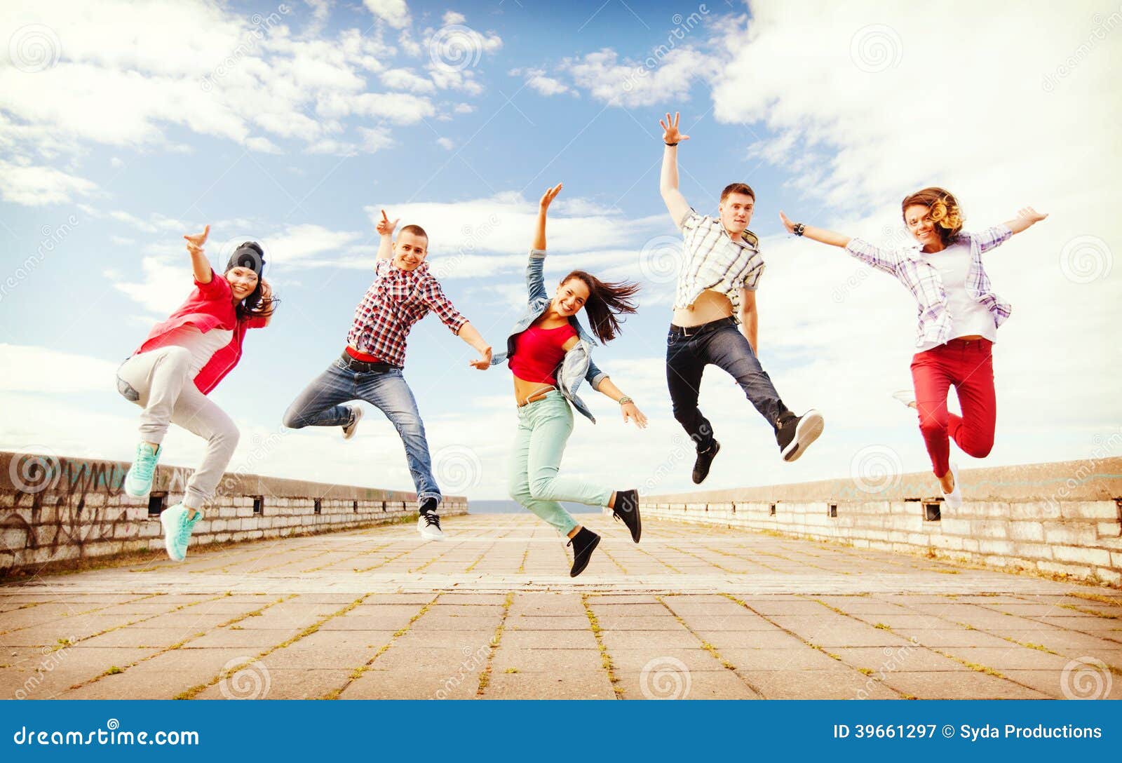 Verano, deporte, baile y concepto adolescente de la forma de vida - grupo de salto de los adolescentes