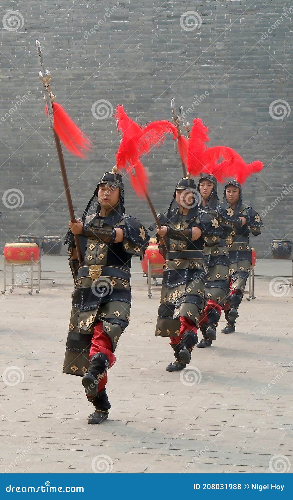 https://thumbs.dreamstime.com/z/grupo-de-soldados-con-traje-militar-hist%C3%B3rico-un-uniforme-en-la-antigua-muralla-ciudad-xian-china-208031988.jpg