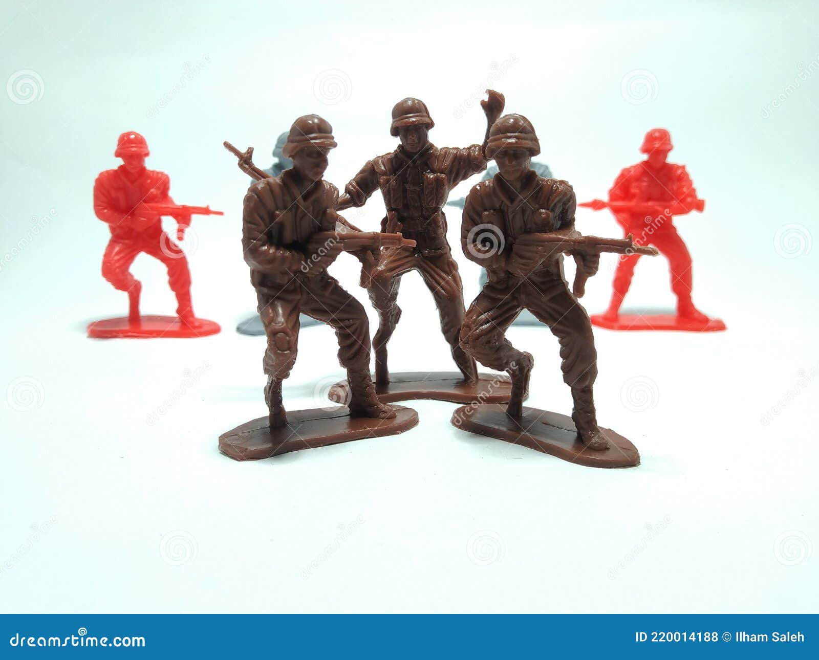 Grupo De Soldados De Juguete De Plástico En Miniatura Foto de archivo -  Imagen de anaranjado, elementos: 220014188