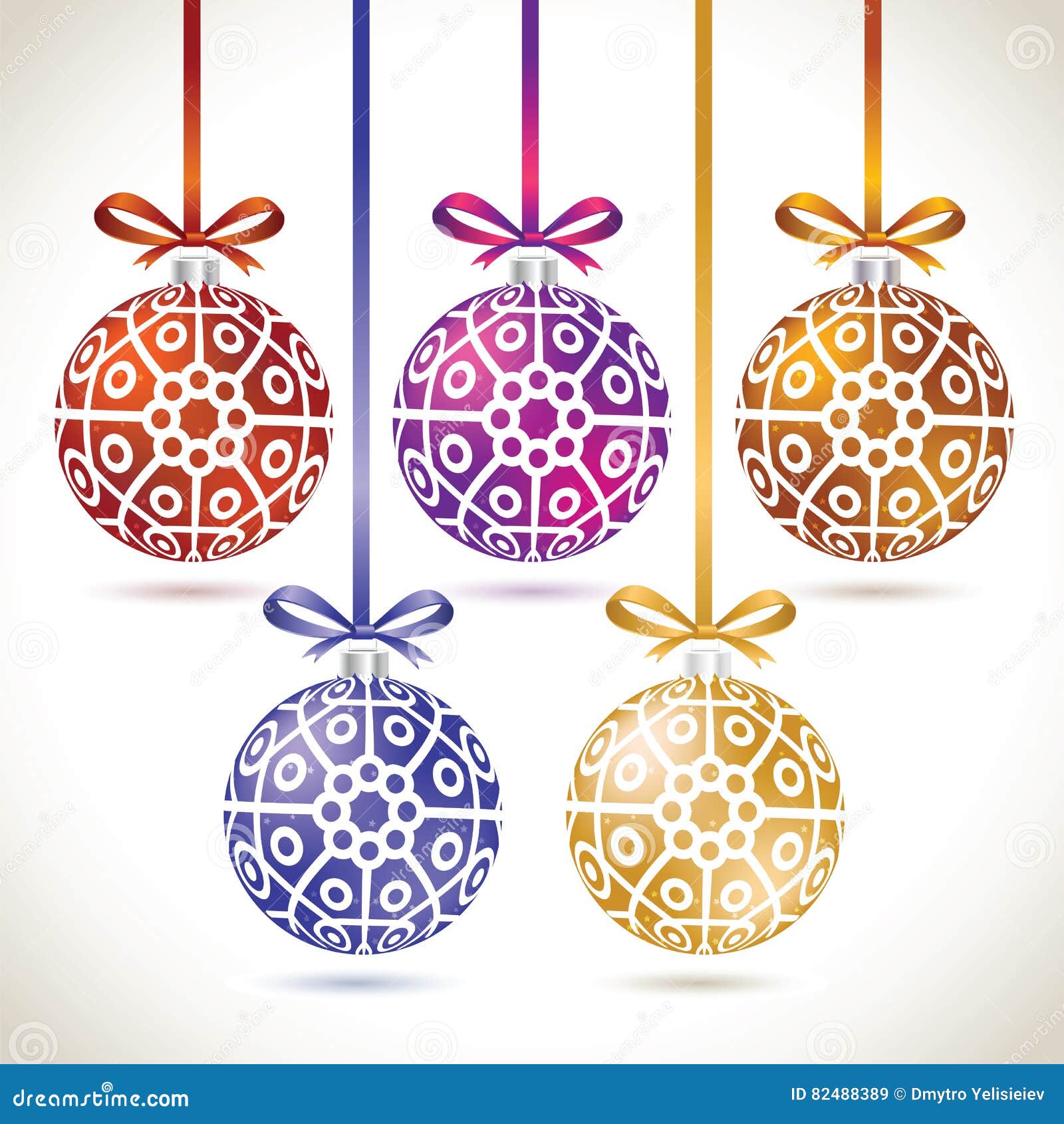 Grupo de suspensão colorido das bolas do Natal na fita para a árvore de Natal. Grupo de suspensão colorido das bolas do Natal na fita para a decoração da árvore de Natal Coleção das bolas do ano novo a denominar o Web site Jogo dos flocos de neve em bolas