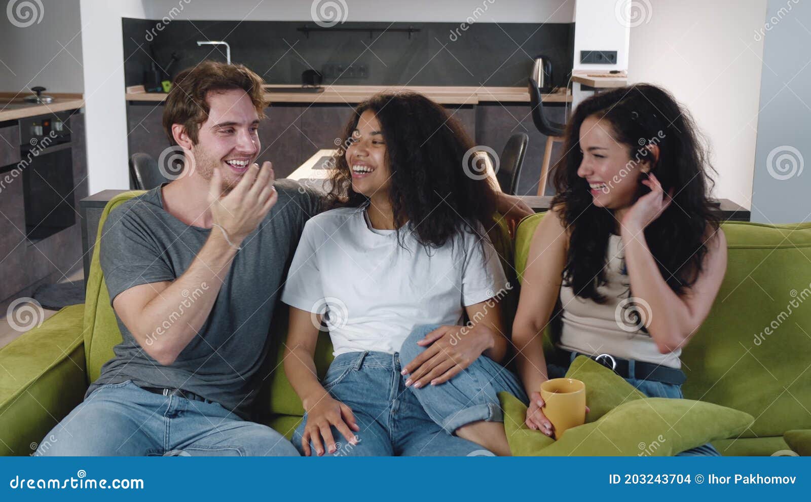 Grupo diversificado de amigos assistindo jogos esportivos em casa e  apostando online