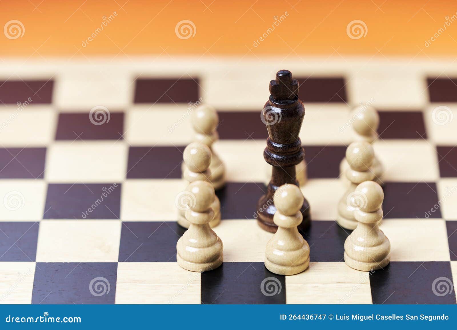 O Rei Negro Do Xadrez Está Caindo Cercado Por Três Peões Brancos