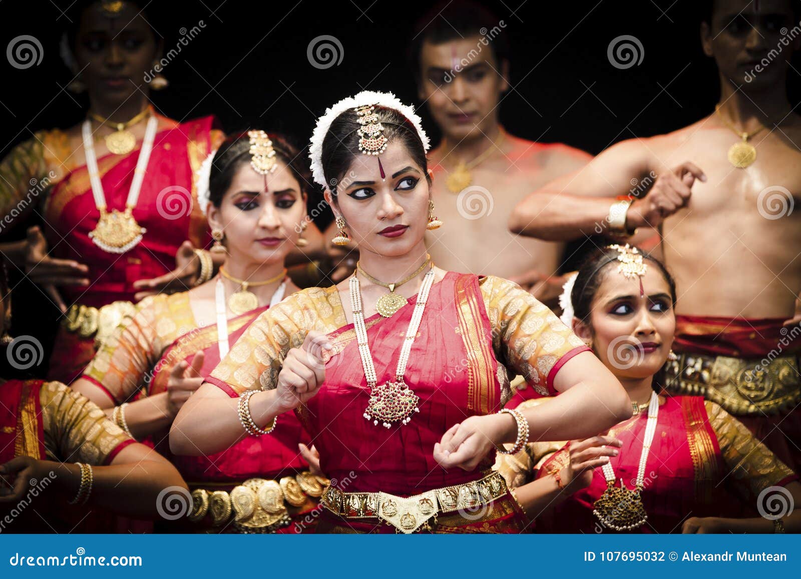 Grupo indio de la danza fotografía editorial. Imagen de traje 107695032