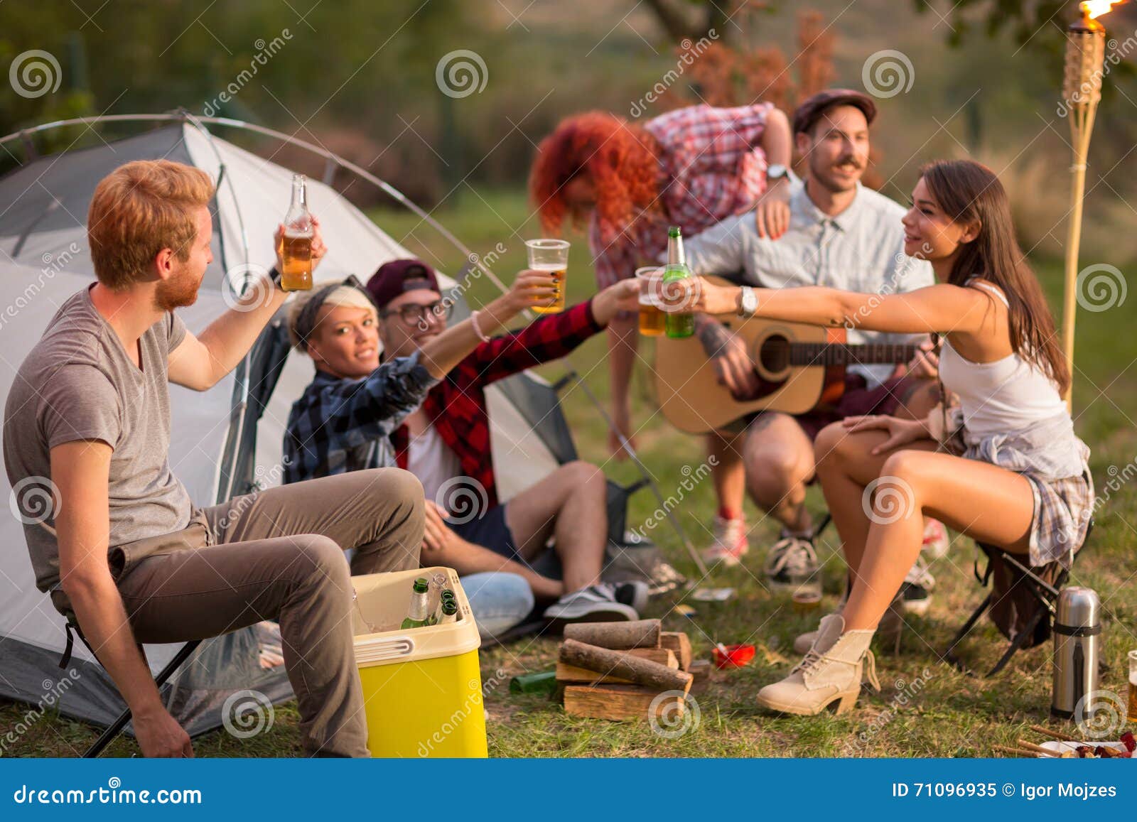 Come on camp. Пикник с пивом на природе. Пикник с пивом. Компания с пивом на природе. Музыкальная вечеринка на природе.