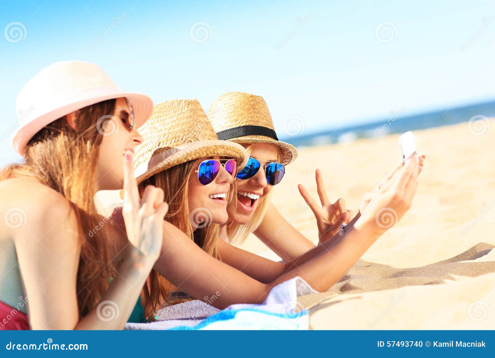 Gruppe Freunde Die Selfie Auf Dem Strand Nehmen Stockfoto Bild Von Freizeit Ferien 57493740