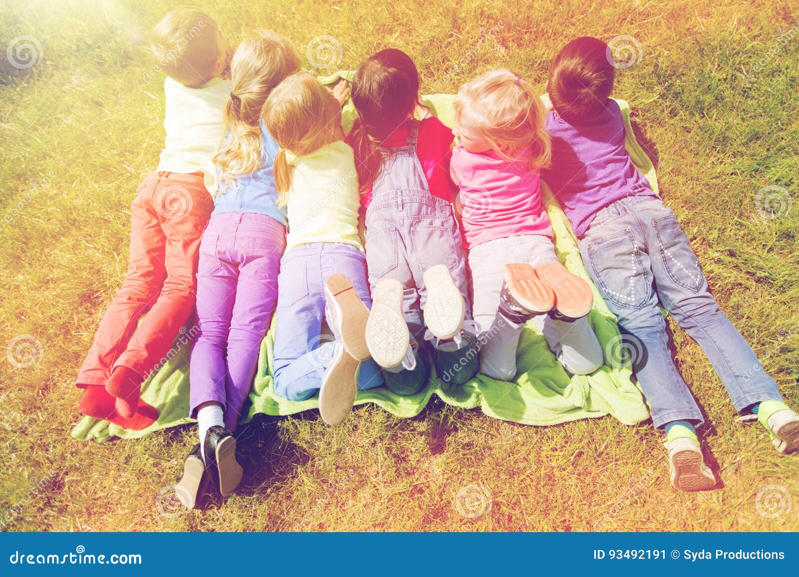 Gruppe Kinder, Die Draußen Auf Decke Oder Abdeckung Liegen Stockbild - Bild  von freund, mädchen: 93492191