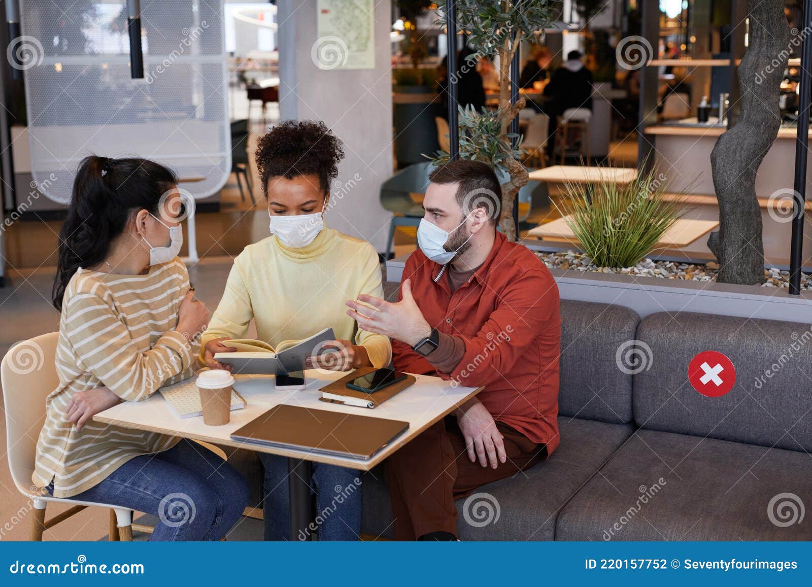 Nogle gange nogle gange krone bleg Gruppe Von Leuten, Die Während Des Treffens Im Café Masken Tragen Stockfoto  - Bild von arbeit, frauen: 220157752