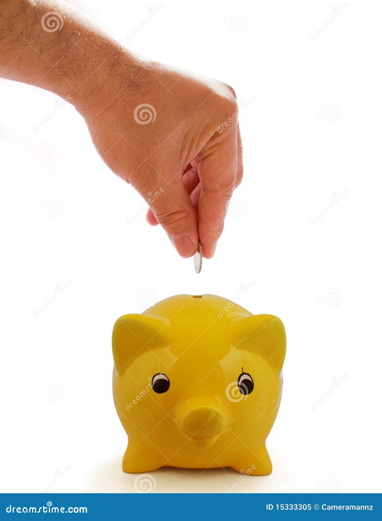 Gruppen isolerade piggy besparingar. Bank yellow för den male banan för clippingmyntet tappande handen bland annat isolerad piggy vit