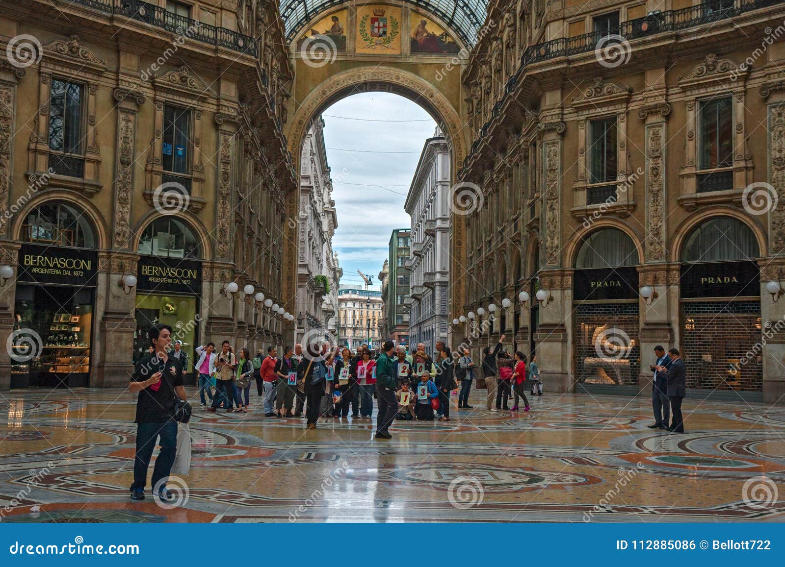 MAILAND, ITALIEN - CIRCA IM JUNI 2013: Gruppen Touristen, die ` Galleria-Vittorio Emanuele-` in der Mitte von Mailand besuchen