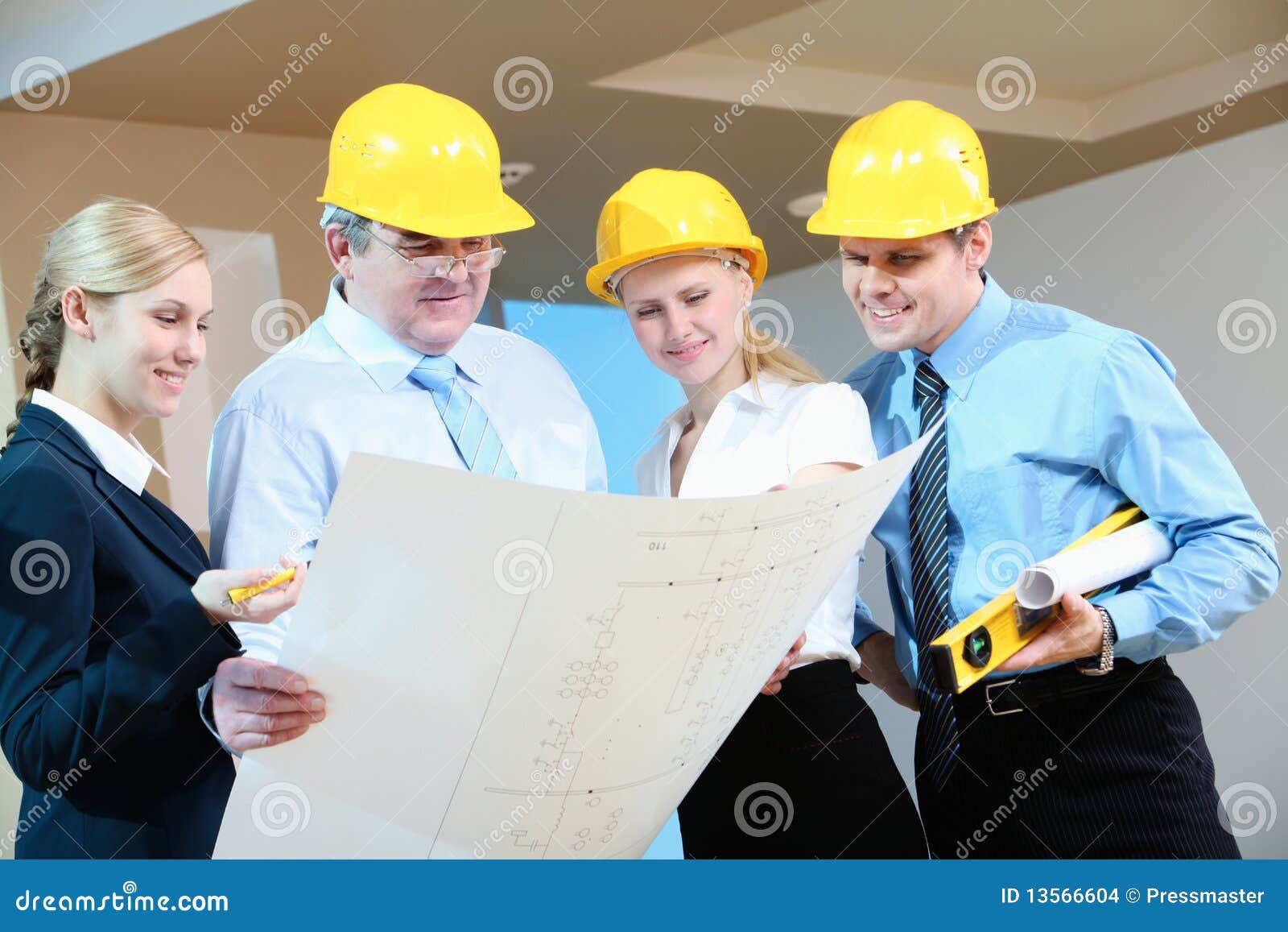 Ritratto del gruppo dell'operaio che esamina nuovo progetto di disegno