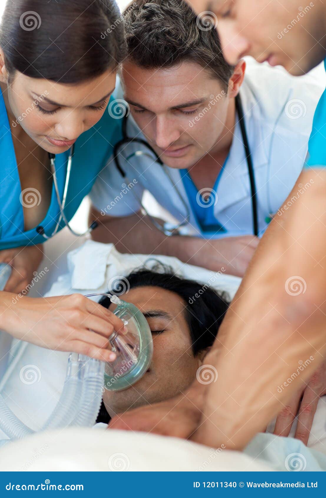 Medici Che Operano Nei Reparti Di Rianimazione Gruppo Di Medici Che Rianima Un Paziente Fotografia Stock - Immagine di