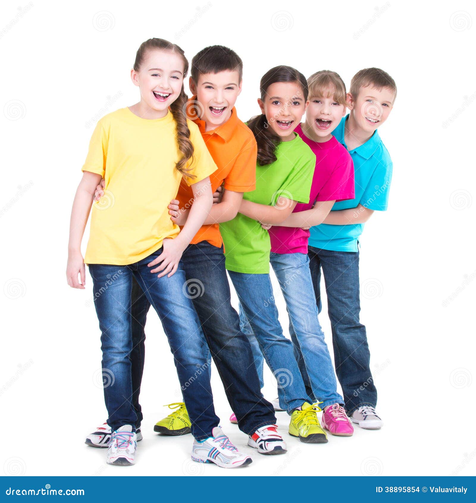 Gruppo di supporto dei bambini dietro a vicenda. Il gruppo di bambini felici in magliette variopinte sta dietro a vicenda su fondo bianco.