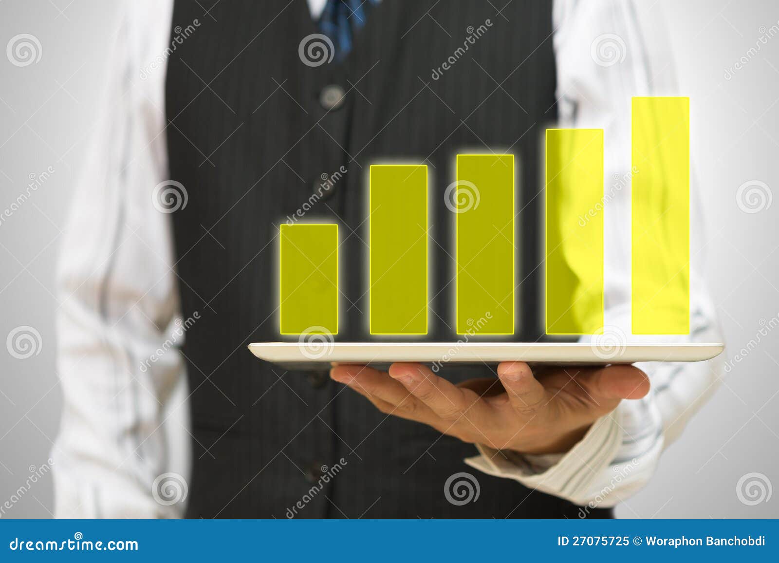 Hombre de negocios que lleva a cabo el gráfico de barra olográfico en la PC de la tablilla