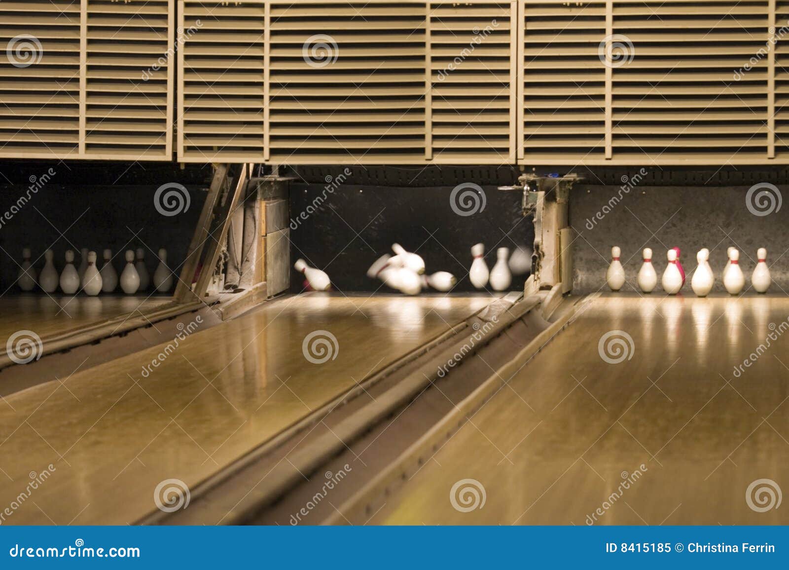 Grändbowling. Grändbollen som den är bowlingduckpin, slogg stiftspridning