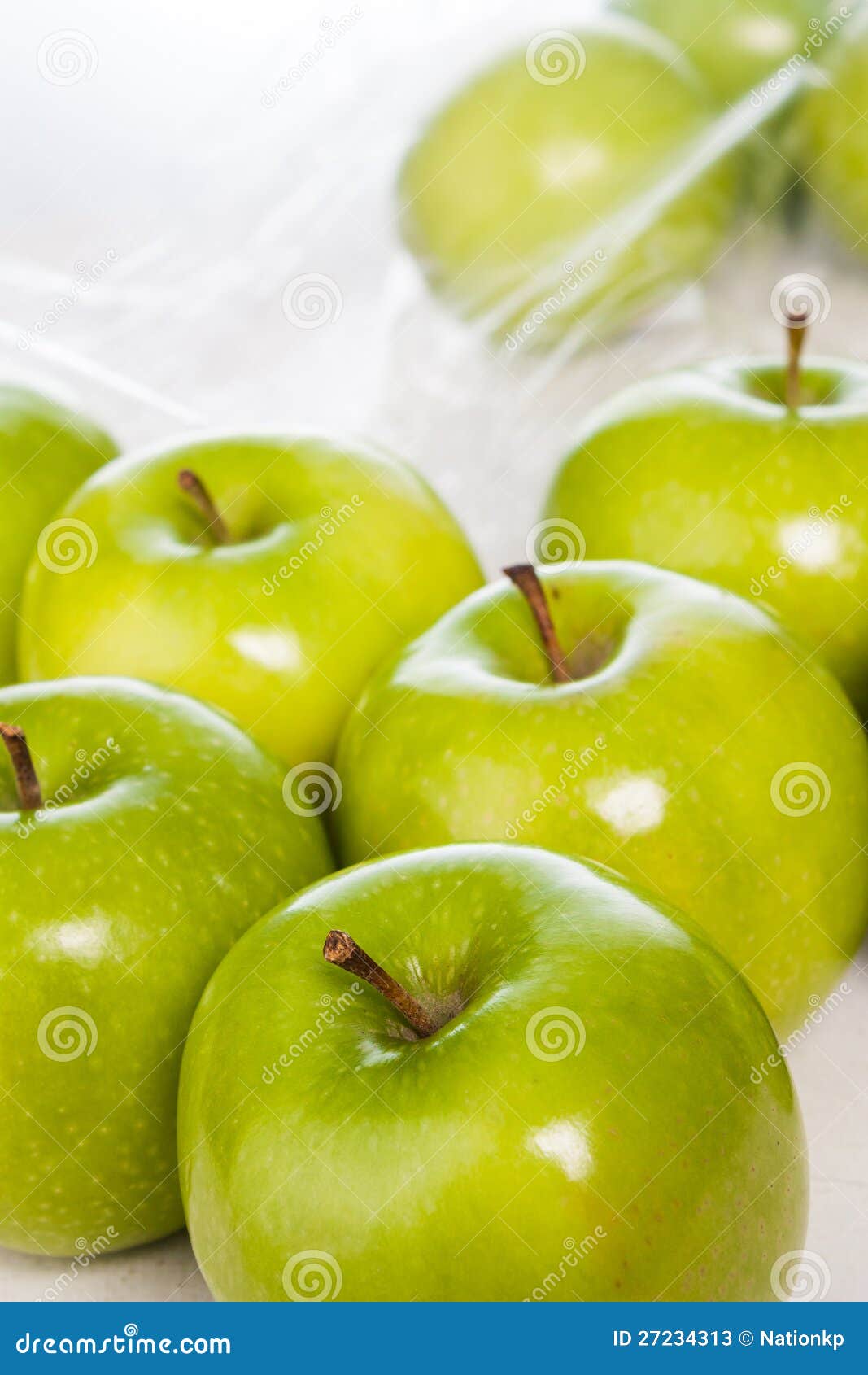 Grüne Apfelnahaufnahme im Studio