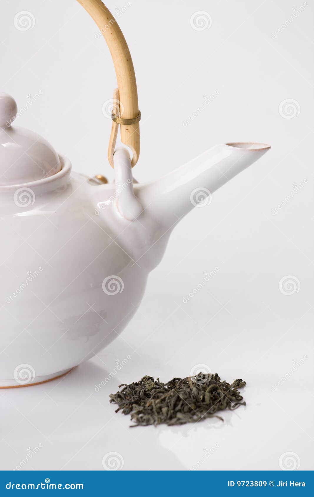Grüner Tee und Teekanne auf weißem Hintergrund