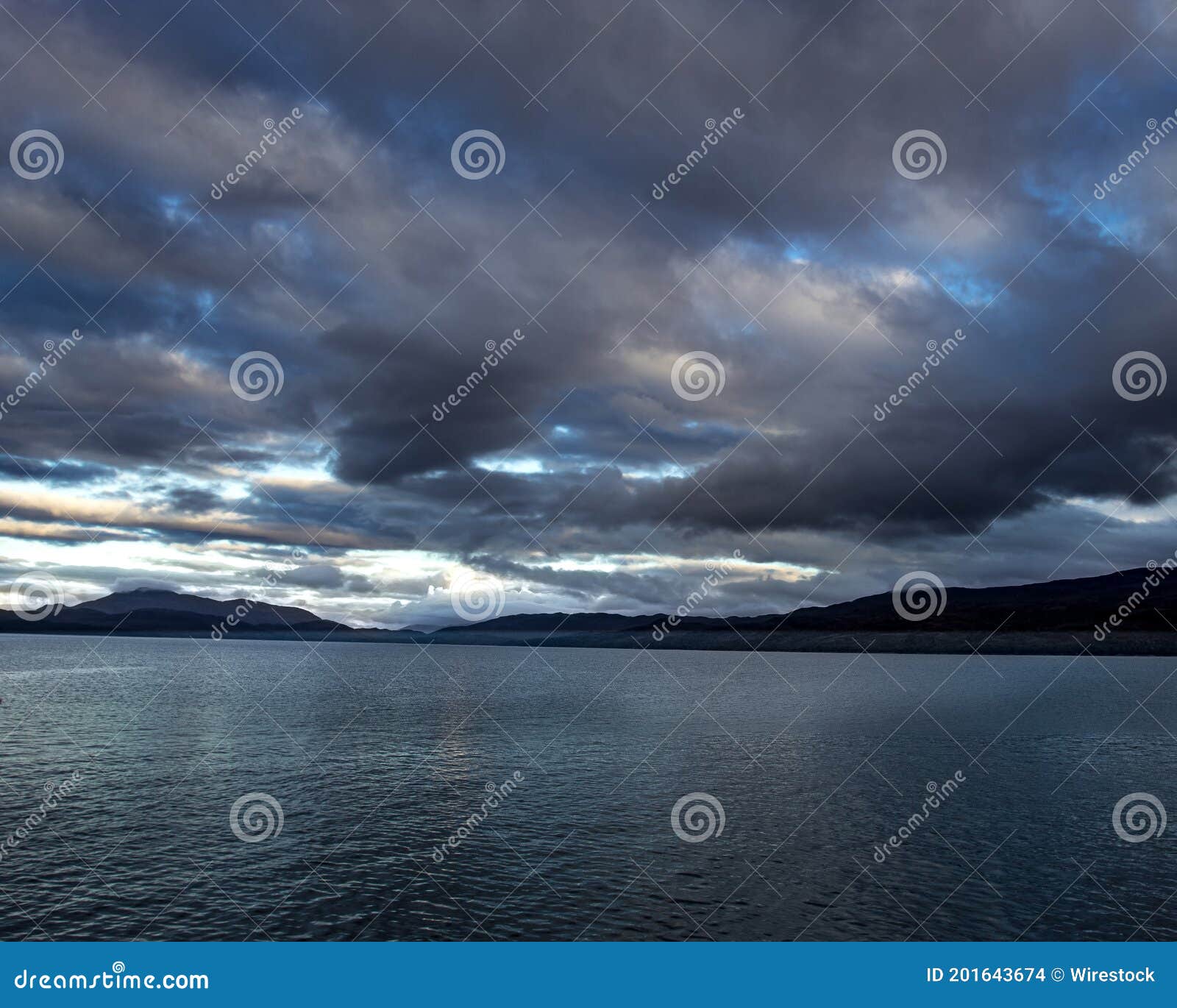 guaitecas, chile - oct 18, 2020: atardecer en los el oceano pacifico