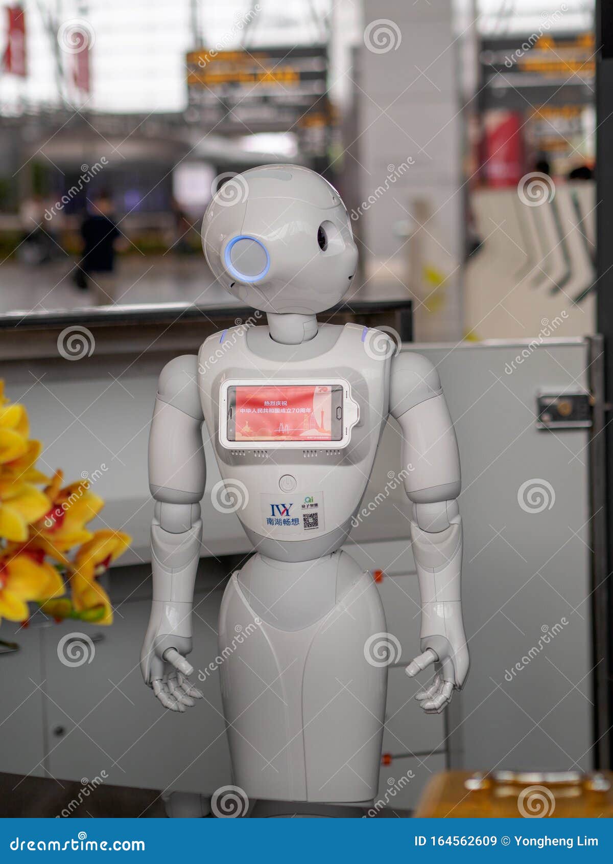 GUANGZHOU, CHINA - 9 DE DE 2019 - Un Inteligente Robot De Servicio De Pasajeros En El Aeropuerto Guangzhou Baiyun Tema De Imagen de archivo editorial - Imagen de cliente, pasajero: 164562609
