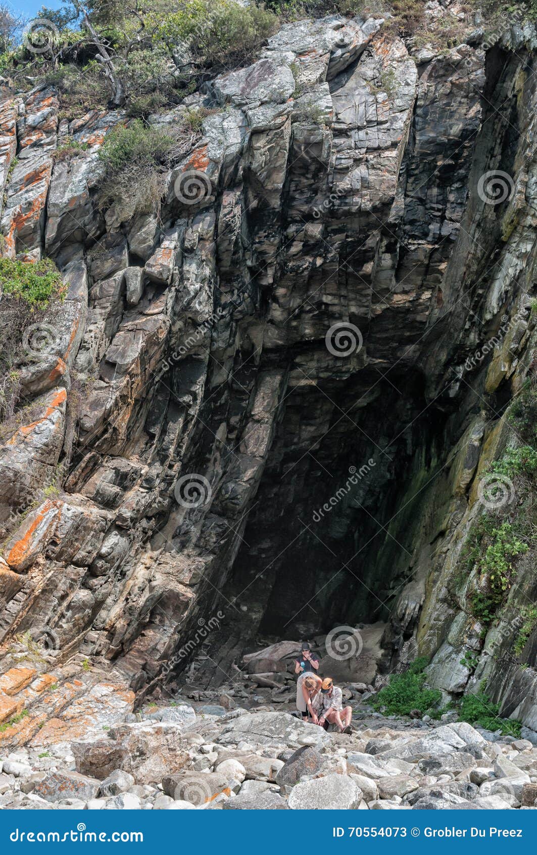 Guanogrotta på utterslingan. STORMFLODMUN, SYDAFRIKA - MARS 1, 2016: Oidentifierade fotvandrare på guanogrottan på vattenfallslingan som är också delen av den berömda utterslingan