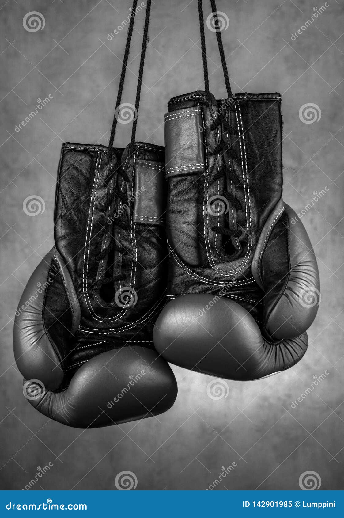 Guantes de boxeo colgados en la pared como concepto de jubilación