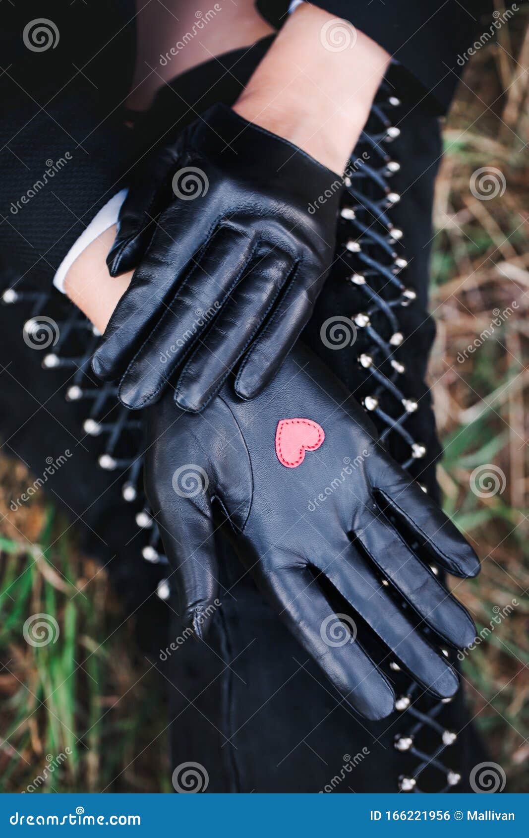 Guantes Negros Clásicos Con Un Corazón En La Palma Foto de archivo - Imagen  de manos, capa: 166221956