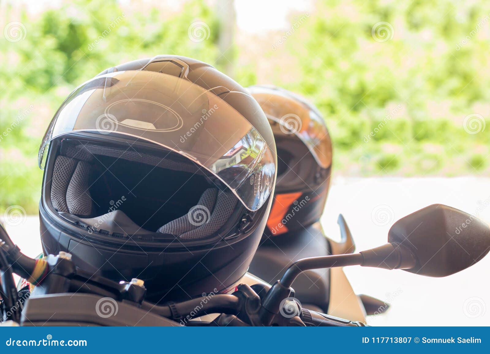 Guantes Y Casco De La Motocicleta En Un Asiento De La Moto Del Deporte Para El Sa Imagen de archivo - de freno, 117713807