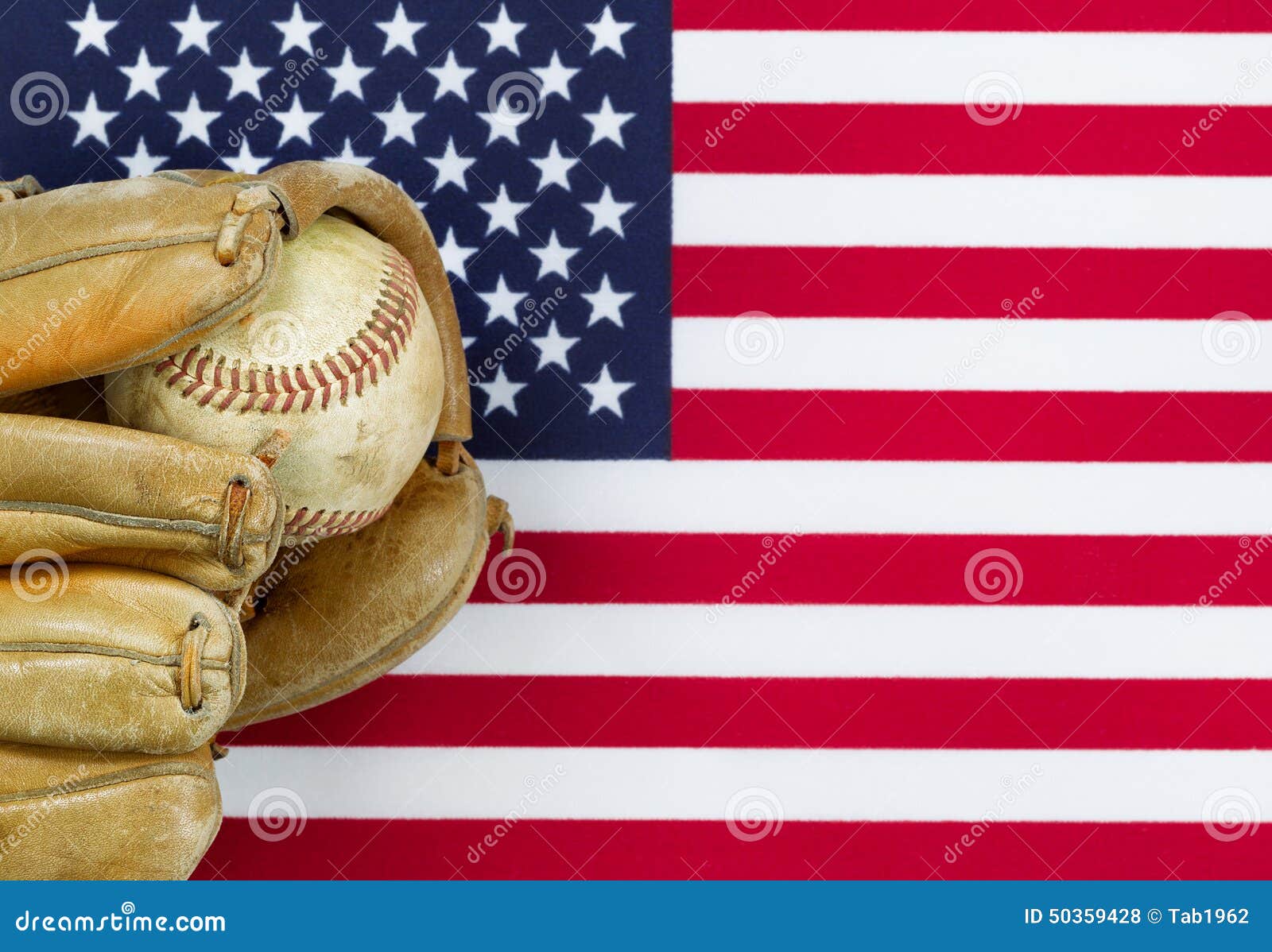 Guanto da baseball e palla consumati sulla bandiera americana. Chiuda sull'immagine del guanto mezzo di cuoio consumato e del baseball usato con la bandiera degli Stati Uniti d'America nel fondo Concetto dello sport di baseball in America